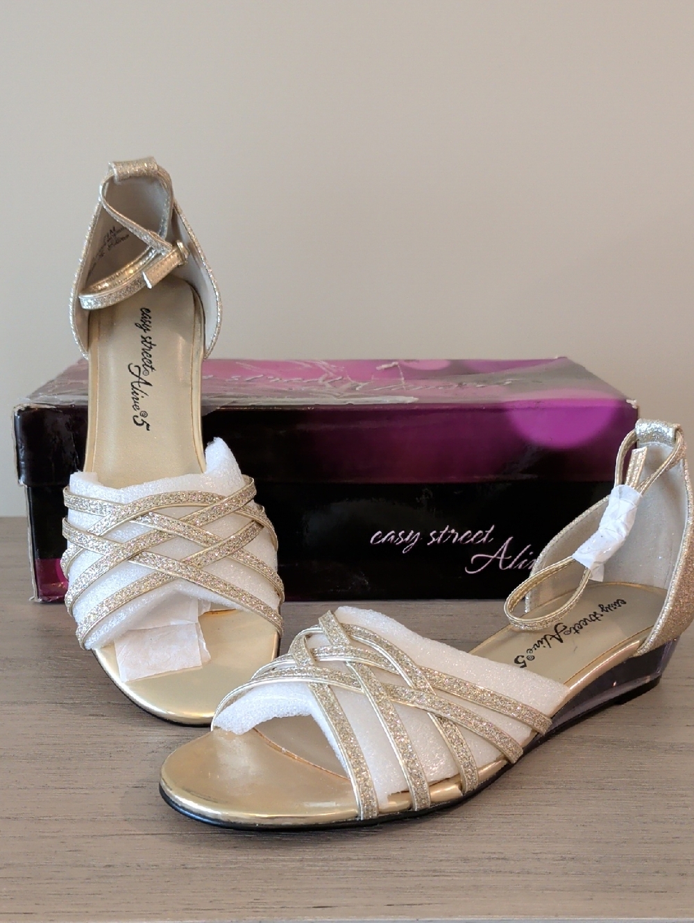 Easy Street NIB 7.5 Gold Glitter Sandals